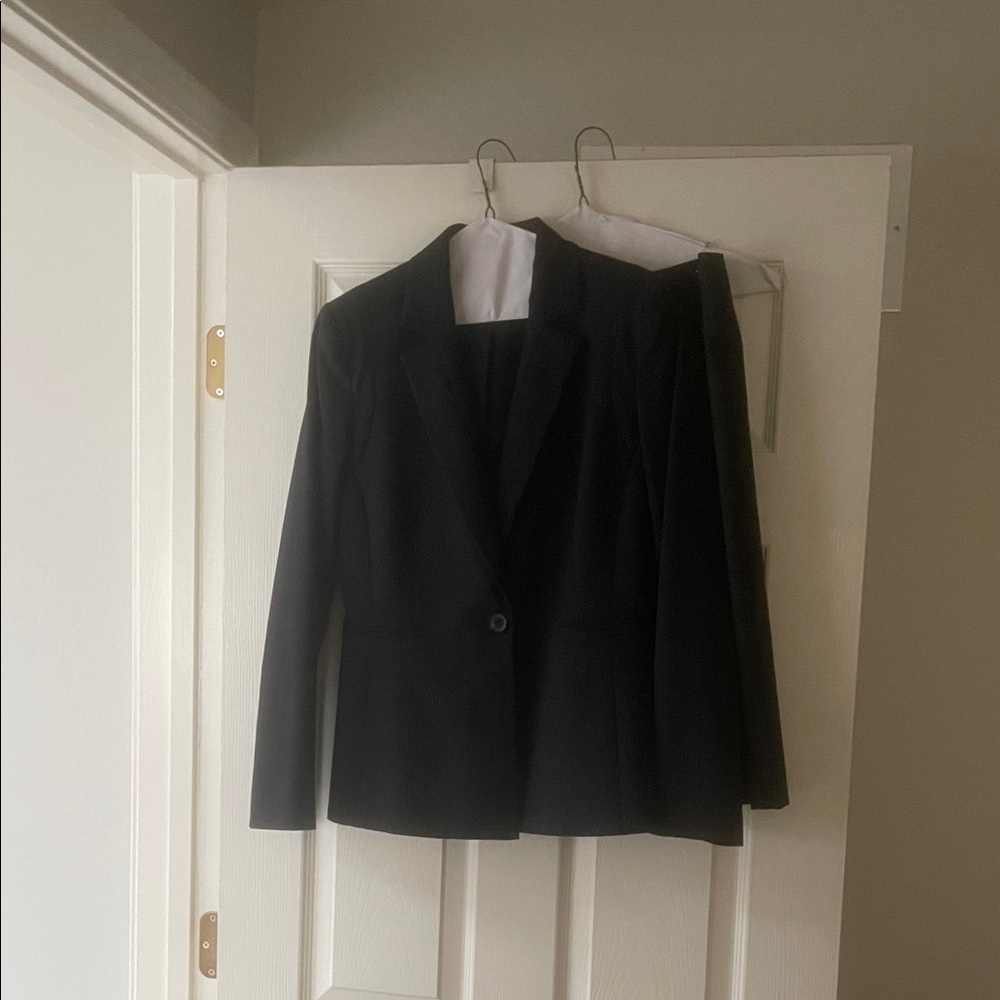 Antonio Melani Classic Women's Blazer and Skirt set size 4